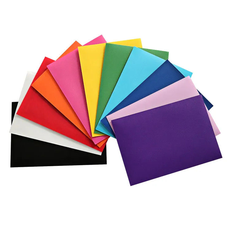 Juego personalizado más colorido tamaño mate 62x89mm Comercio de calor grabado CPP Manga de cartas de juego
