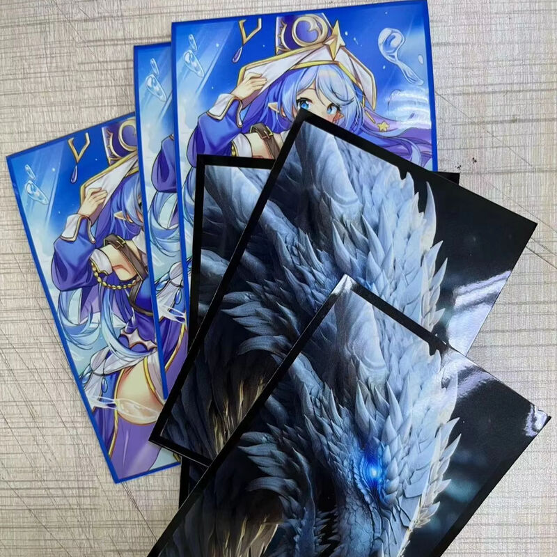 60PCS Fundas de Tarjetas de Anime Artístico PKM Shield Juego de Mesa Tarjetas Coleccionables Fundas Protectoras Tamaño Estándar 67x92cm
